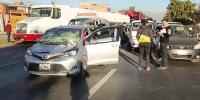 Al menos seis vehículos impactaron en  la vía entre Cochabamba y Quillacollo