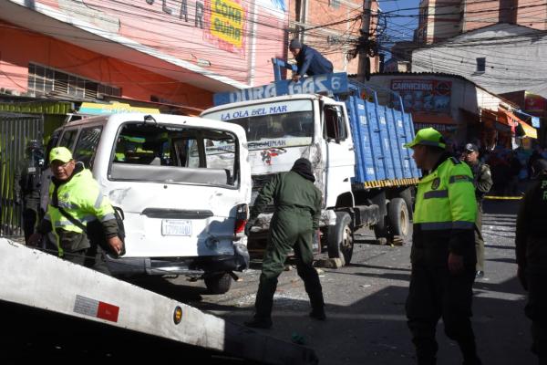 Chofer de camión con gas pierde  control y causa choque múltiple