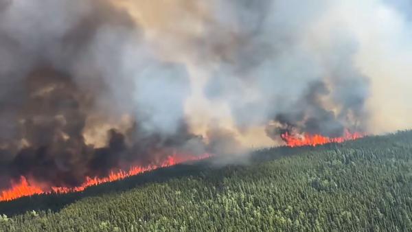 Ordenan desalojo de más de  20.000 personas por incendios