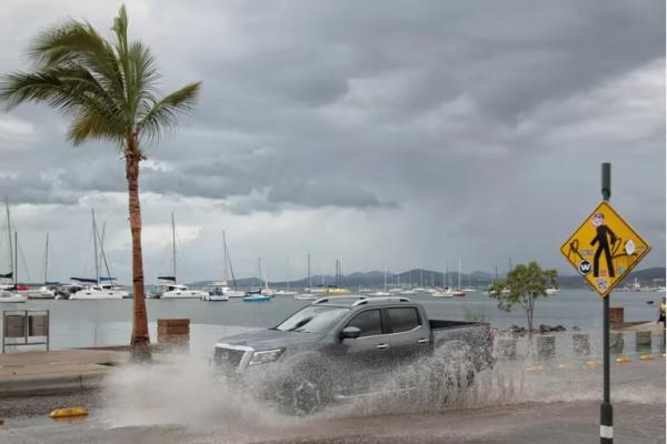 Huracán Hilary debilitada a categoría  1 y amenaza afectar a Baja California