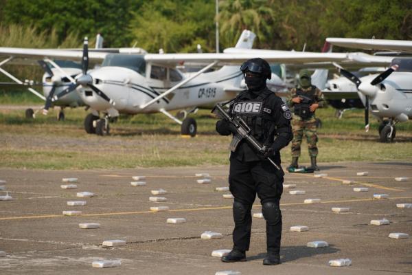 Secuestran avionetas y aprehenden a  dos personas ligadas al narcotráfico