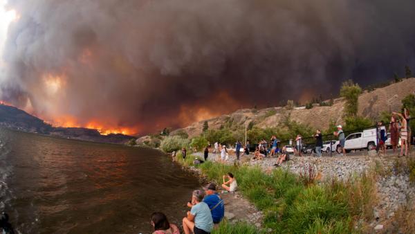 Incendios forestales obligan a  evacuar por completo Hay River