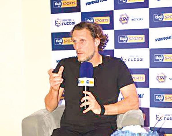 Diego Forlán asegura que la “clave del éxito” en el fútbol es el trabajo