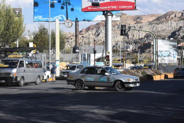 Vecinos molestos con radiotaxis  por uso de paradas prohibidas