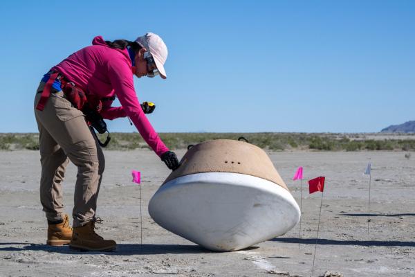 Misión de NASA regresa a Tierra  con muestras de meteorito gigante