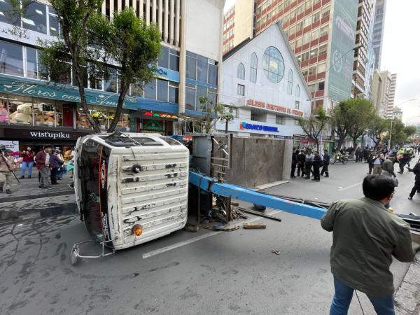 Grúa de alto tonelaje volcó de costado  en pleno centro de El Prado paceño