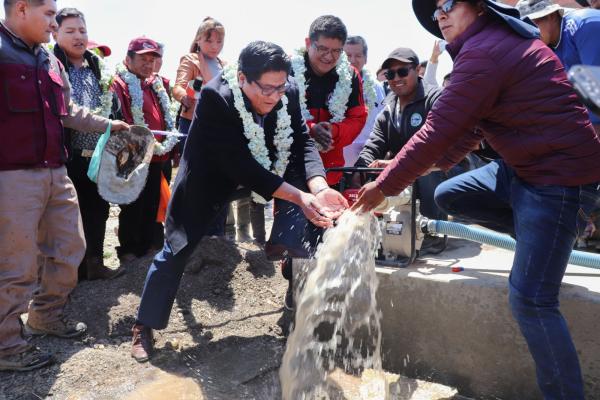 Entregan pozo de agua y tractores al área agrícola