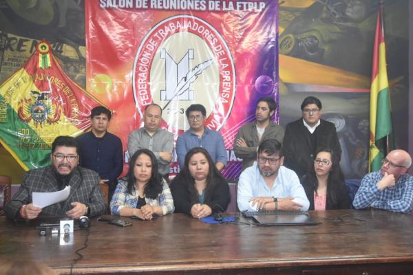 Experiodistas de Página Siete presentan demanda laboral