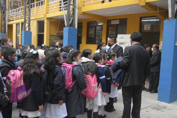 Estudiantes del país  retornan a las aulas