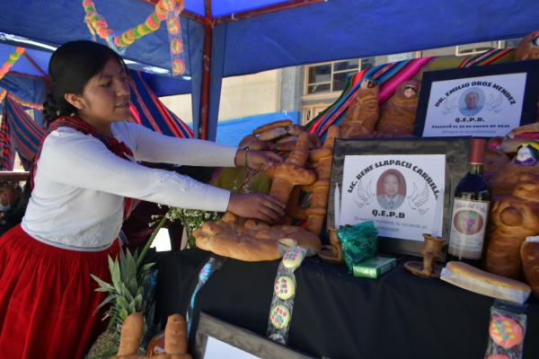 Estudiantes de aymara de la UMSA explican el significado de Todos Santos