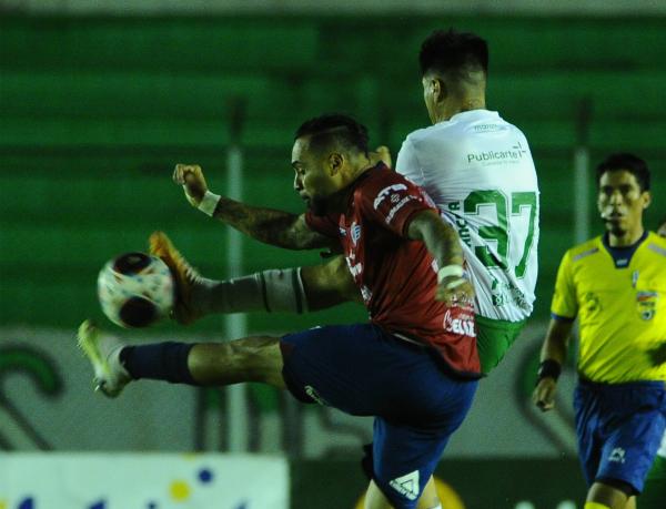 Oriente y Wilstermann empatan en partido empañado por uso de petardos