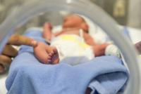 Bebé infectado con tipo de meningitis letal permanece más de dos meses intubado