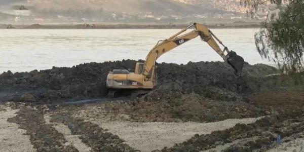 El 50% de la maquinaria que realiza  dragado de la laguna Alalay está paralizada