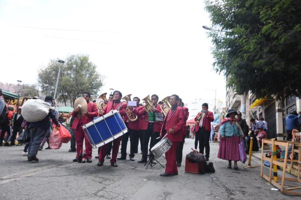 Despidieron a sus seres queridos en sus casas y en los cementerios