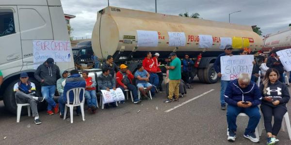 Cisternas bloquean acceso a oficinas de YPFB en Santa Cruz