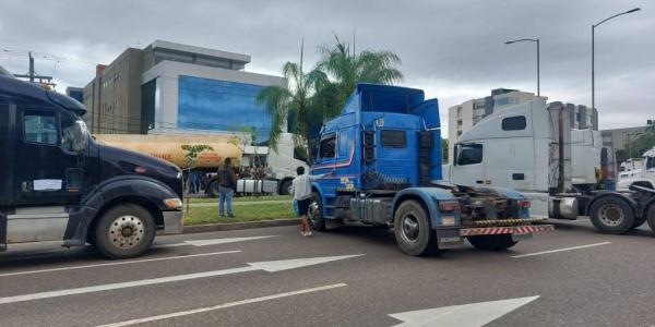 Bloqueo de cisternas en puertas  de YPFB cumple su segundo día