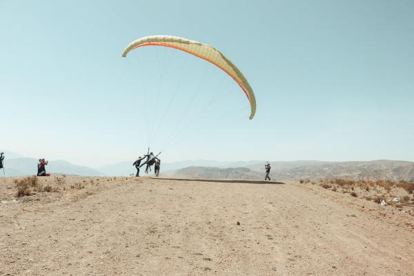 Promueven deporte extremo  con práctica de parapente