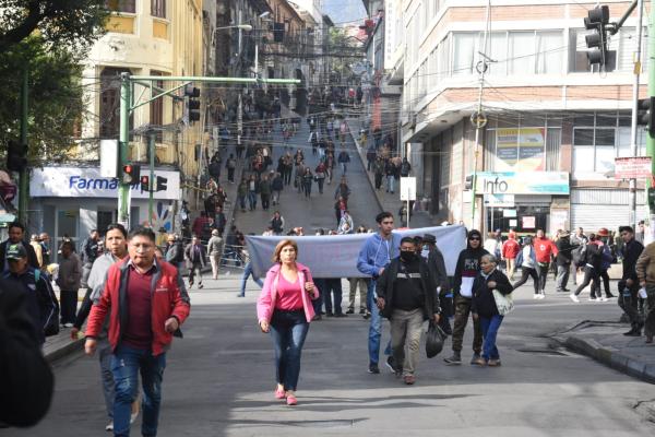 Crece molestia por bloqueos y registran filas extensas en líneas de teleféricos