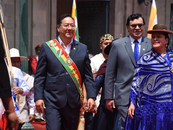 Presidente Arce promete garantías a la libre expresión sin mencionar casos de impunidad