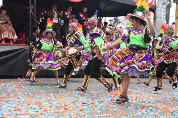 Universitarios derrochan alegría  y colorido en entrada folklórica