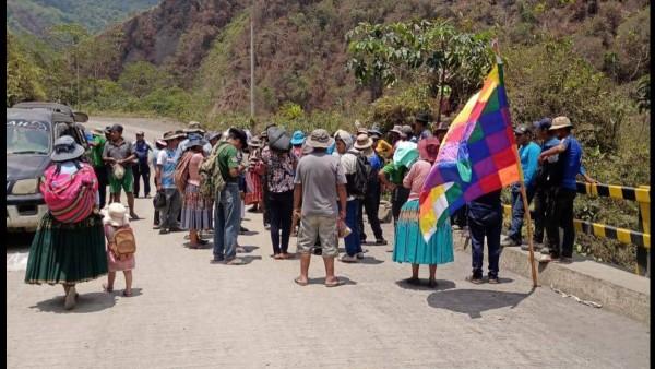 Bloqueo exige al Gobierno sacar  maquinaria que explota oro en río Laji