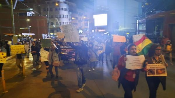 Activistas marchan en defensa de áreas  protegidas afectadas por incendios y minería