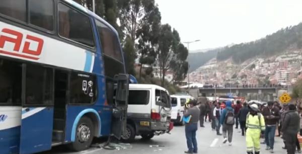 Bus interdepartamental colisiona  con varios vehículos y deja heridos
