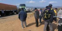 Comunarios instalan bloqueo en ruta Santa Cruz y Cochabamba