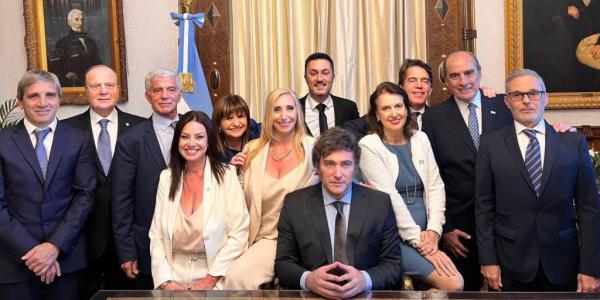 Ultraderechista Javier Milei juró  como presidente de Argentina