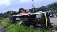 Bus vuelca en Shinahota y deja más de 20 heridos