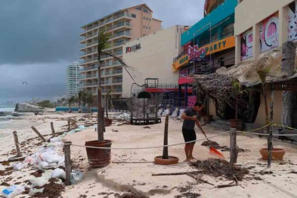 Huracán Beryl toca tierra en Texas  con marejada y fuertes vientos