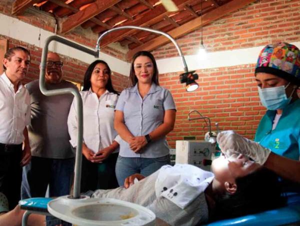 Niños de hogares favorecidos con atención en odontología