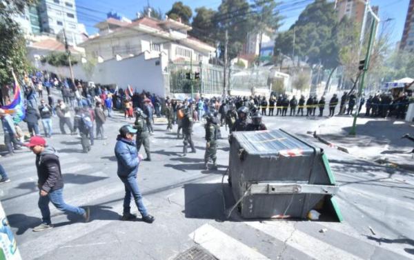 Alcalde Arias es herido mientras pedía cuidar el ornato público