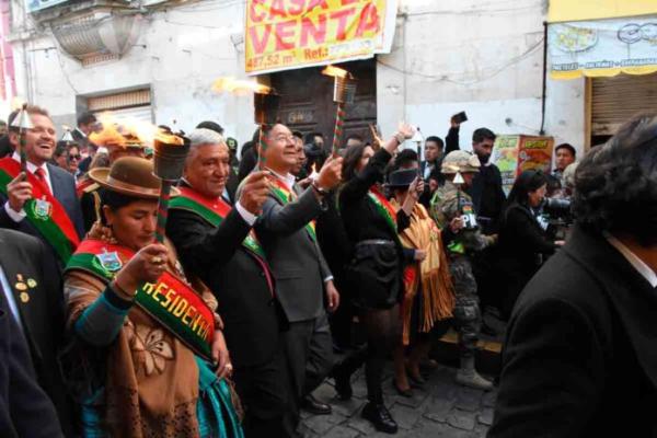 Autoridades y paceños inician actos protocolares por La Paz