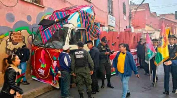 Vehículo alegórico atropella a cinco  personas, presumen falla mecánica