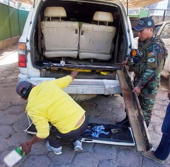 Hallan 83 kg de droga al fondo de maletera