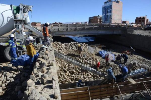 Advierten que falta de  dólares paralizan obras