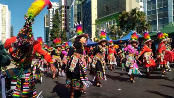 Colorido, alegría y energía caracterizan a la 35 Entrada Folklórica Universitaria