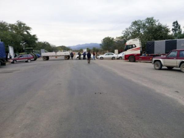 Bloquean carretera entre Yacuiba, la ciudad de Tarija y Santa Cruz