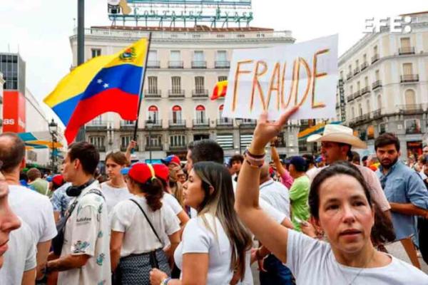 Protestas y cacerolazos se extienden  en Caracas tras denuncias de fraude