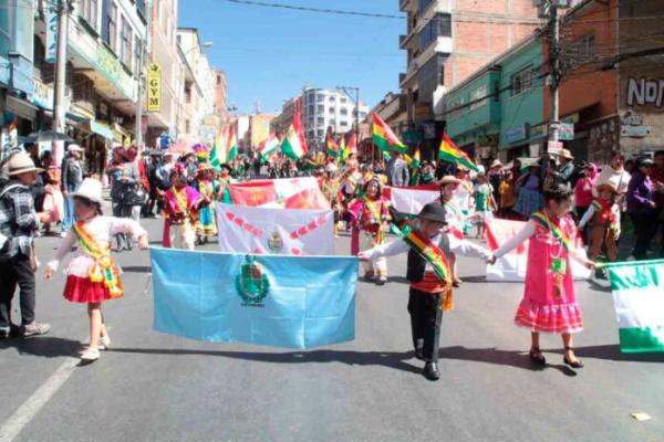 Con desfiles, estudiantes  rinden homenaje a Bolivia