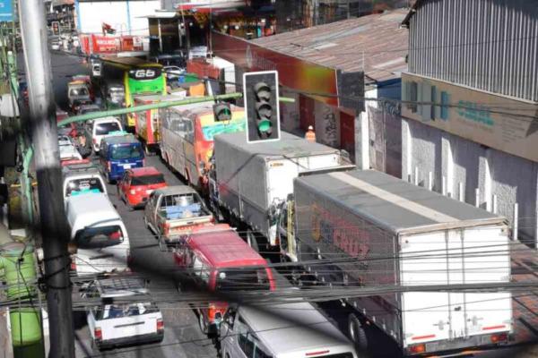 Persisten filas por cargar combustible