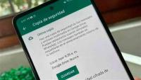 ¿Cómo  puedo realizar y programar copias de seguridad en WhatsApp?