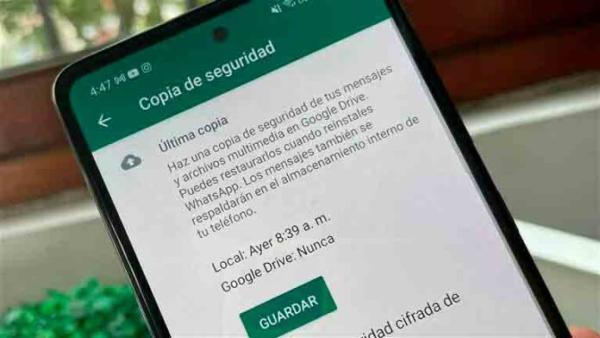 ¿Cómo  puedo realizar y programar copias de seguridad en WhatsApp?