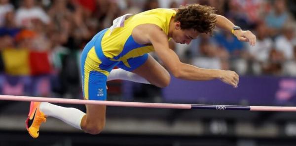 Atleta Duplantis rompe el récord del  mundo en salto con pértiga y gana oro