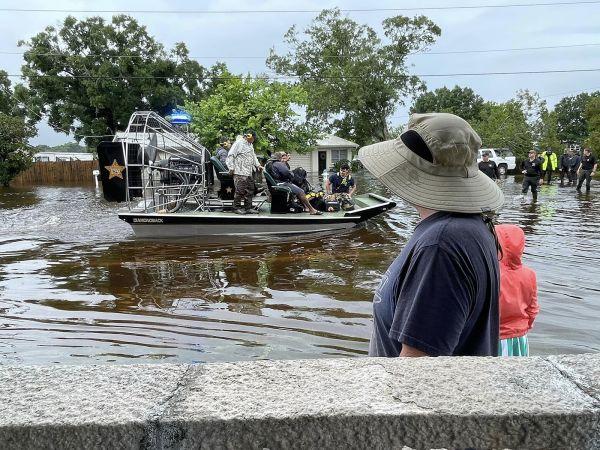 Equipos de búsqueda y rescate asisten  a dos comunidades afectadas por Debby