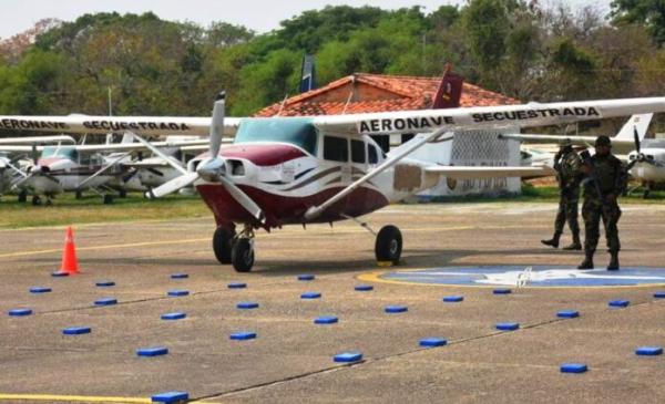 Interceptan avioneta con más de 400 kg de droga en Moxos