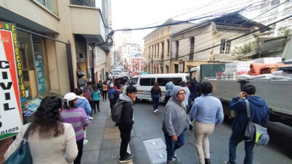 Cortan el tránsito vehicular por la calle Colombia de La Paz por choque múltiple