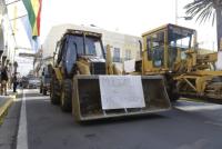 Constructores con tractores marchan contra alza de precios