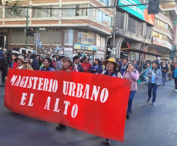 Marcha de maestros urbanos en La Paz protesta por alza del precio de alimentos